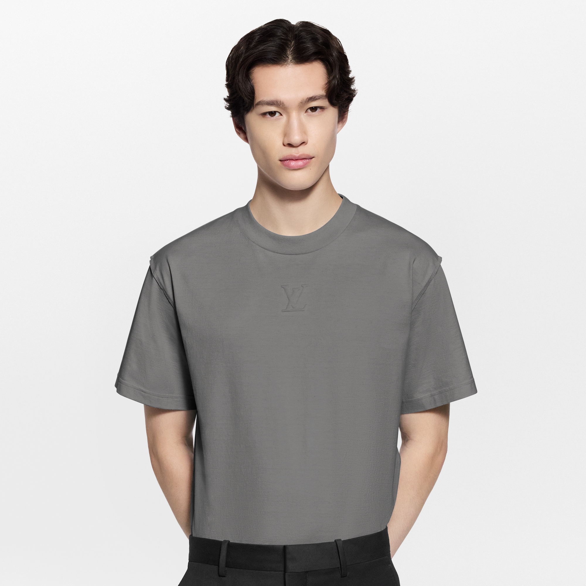 Camiseta com LV em Relevo - Ready-to-Wear | LOUIS VUITTON ®